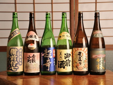 リーズナブルに味わえる日本酒。全国各地から店主自らが厳選