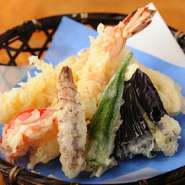 旬の海の幸、山の幸など厳選食材を揚げたての天ぷらに。四季それぞれの味を堪能できます。 