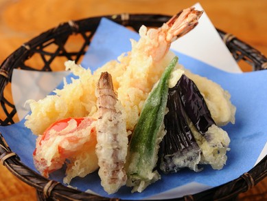 四季それぞれの海の幸、山の幸など厳選食材『天ぷら盛り合せ』