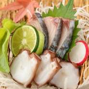 毎日、市場や信頼できる魚屋に行き、自分の目で見て仕入れています。旬のものを中心に新鮮なものを厳選。他に負けない自慢の食材を使っていますので、ぜひご賞味ください。