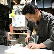 冬には椿が咲き誇る庭が特徴的な、和の風情ただよう一軒家です。日常の疲れを少しでも癒すことができればという願いから、スタッフ一同、落ち着いた雰囲気でお客さまをおもてなししています。