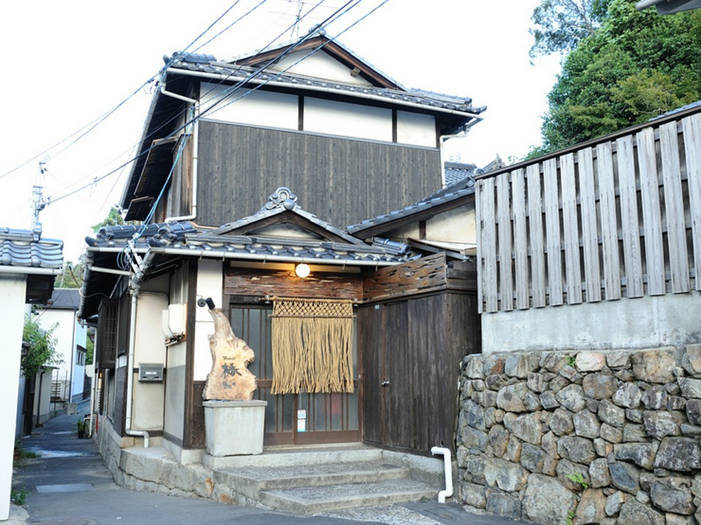 店名の由来である「椿」を見ながら、おすすめの日本酒で乾杯