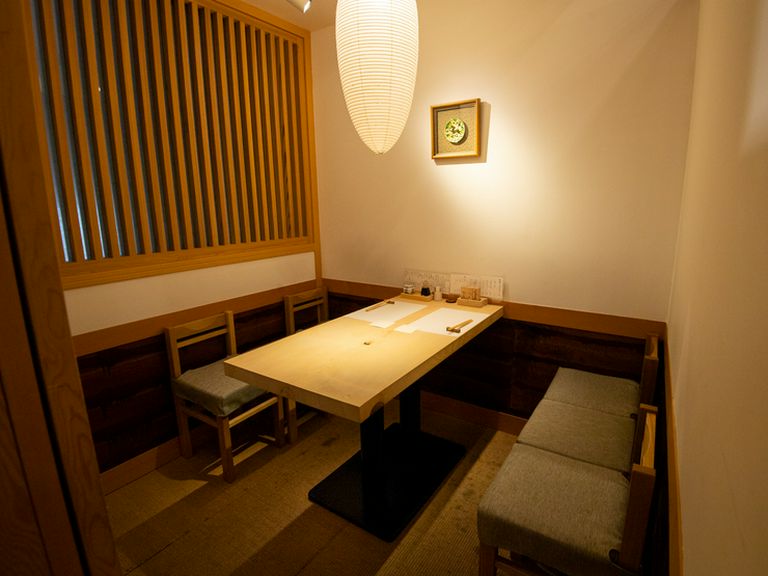 料亭を思わせる落ち着いた和空間。個室で贅沢を独占