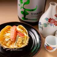  繊細な甘味と食感の北海道産の毛蟹をサラダ仕立てで味わえます。蟹の甲羅に上品に盛られた、蟹の風味漂うサラダに蟹の身が添えられた、見た目にも美しい一皿です。