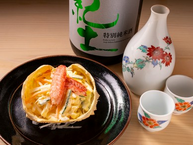  繊細な甘味と食感の北海道産の毛蟹を贅沢に味わえる『三ぶん名物　毛蟹サラダ』