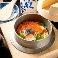 生米から炊き上げる釜飯は出汁にもこだわり優しく品の良い味わい。具材も季節に合わせてさまざま変わります。中でも鮭とイクラは黄金コンビ。炊き立てご飯の上に乗った鮭とイクラは否が応でも食欲をそそります。