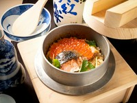 生米から炊き上げる釜飯は出汁にもこだわり優しく品の良い味わい。具材も季節に合わせてさまざま変わります。中でも鮭とイクラは黄金コンビ。炊き立てご飯の上に乗った鮭とイクラは否が応でも食欲をそそります。