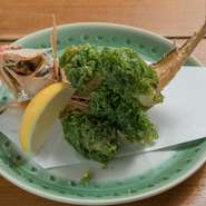 沖縄の県魚であるタカサゴを生のあおさで包み、高温でカラッと揚げています。鼻から抜けるあおさの香りを楽しみながらシンプルに塩のみで味わう贅沢な一品です。