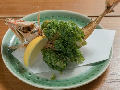 生のあおさで包んだタカサゴをカラッと揚げた『グルクン　アーサ包み揚げ』