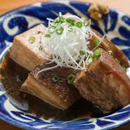 醤油ベースの味付けで濃い目な味わいのラフテー。簡単に噛み切れるほど柔らかく仕上がっているので、ホロホロと口の中で解けます。島豆腐も合わせて楽しめる絶品料理です。