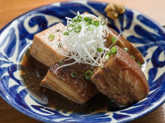 豚の三枚肉をじっくりコトコト煮込んだ醤油ベースの『ラフテー』