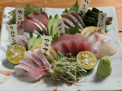 その日に入ってくる鮮度の高い魚を盛り合わせた『刺身盛り合わせ 6点盛』