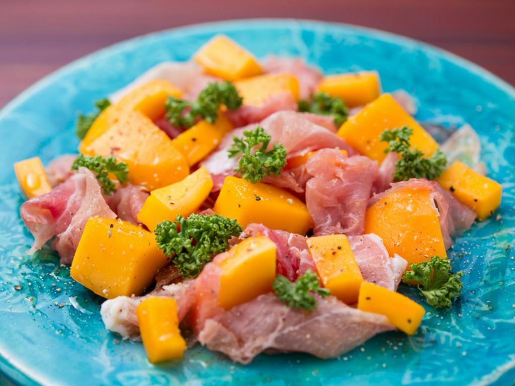 南国ならではの味わい『県産マンゴーと生ハム切り落としのコンビネーション』