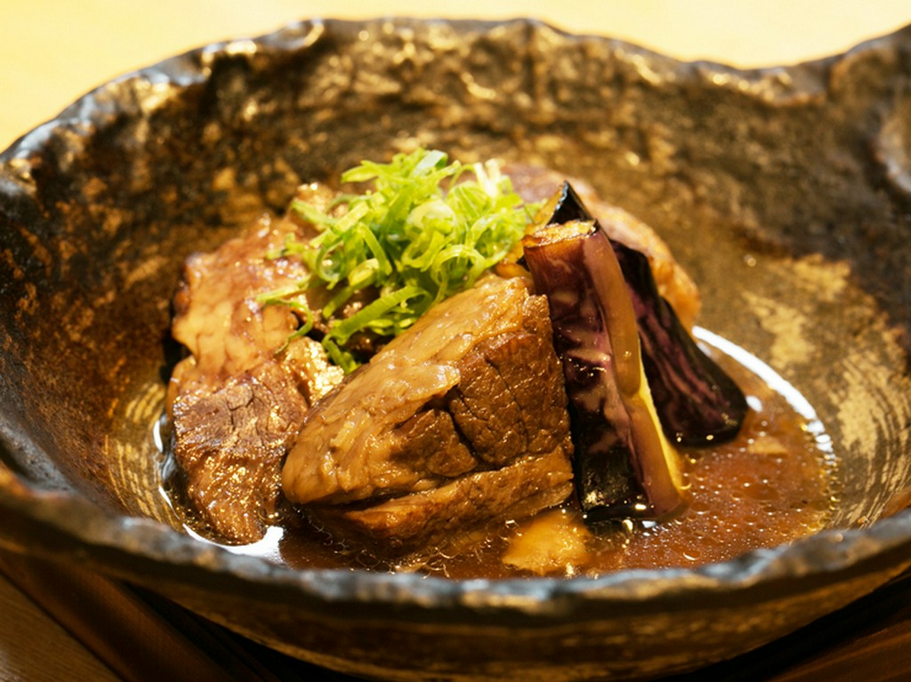 箸でほどけるほどに柔らかい『名物　黒毛和牛角煮』