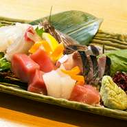 毎日仕入れる旬の美味しい魚を、刺身にして盛り合わせた魅惑の一皿です。写真は七種盛りですが、三種盛り、五種盛りもあるのでお好みでどうぞ。それぞれの魚に合った包丁の入れ方や綺麗な盛り付けも必見です。