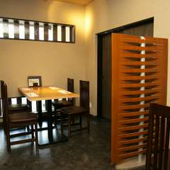 歓談しながらの食事に。落ち着きのある奥の席