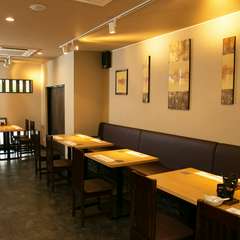 壁際は、ゆったりとできるベンチシート