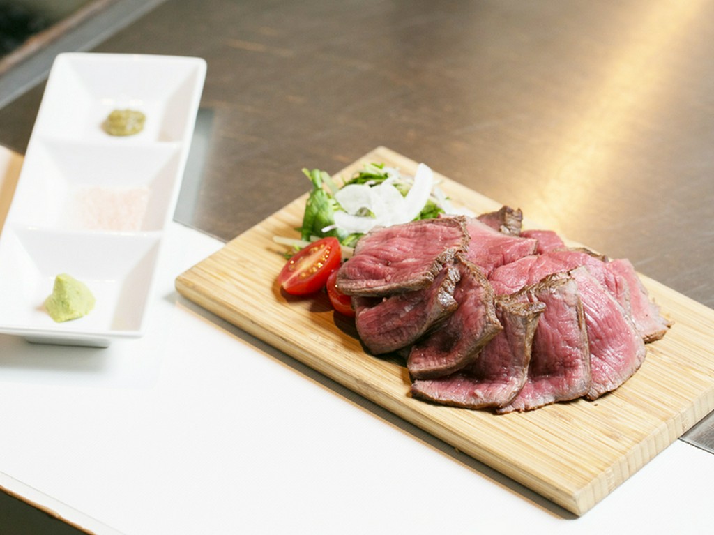 ジューシーで柔らかい『塊肉ステーキ』
