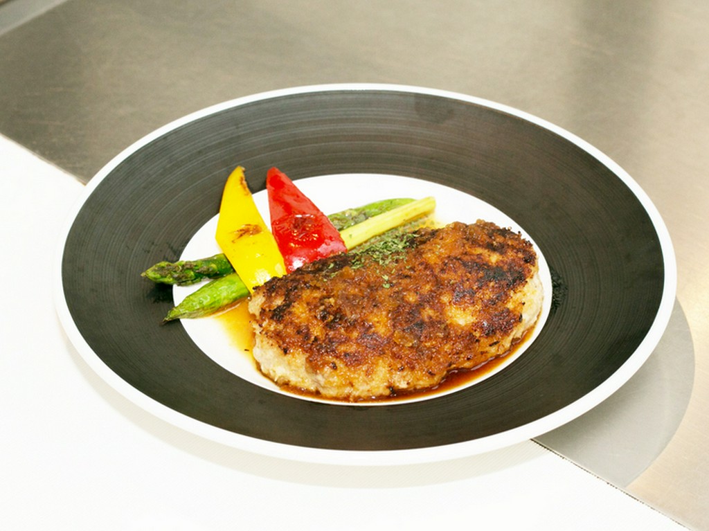 口中に旨みが溢れる『黒毛和牛手ごねハンバーグ』