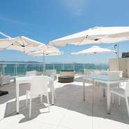 景勝地として知られる和歌浦の海を一望できるテラス席は全部で22席。空の青さと海の碧さを眺めながら食事を楽しむ。そんなリゾート気分を盛り上げます。