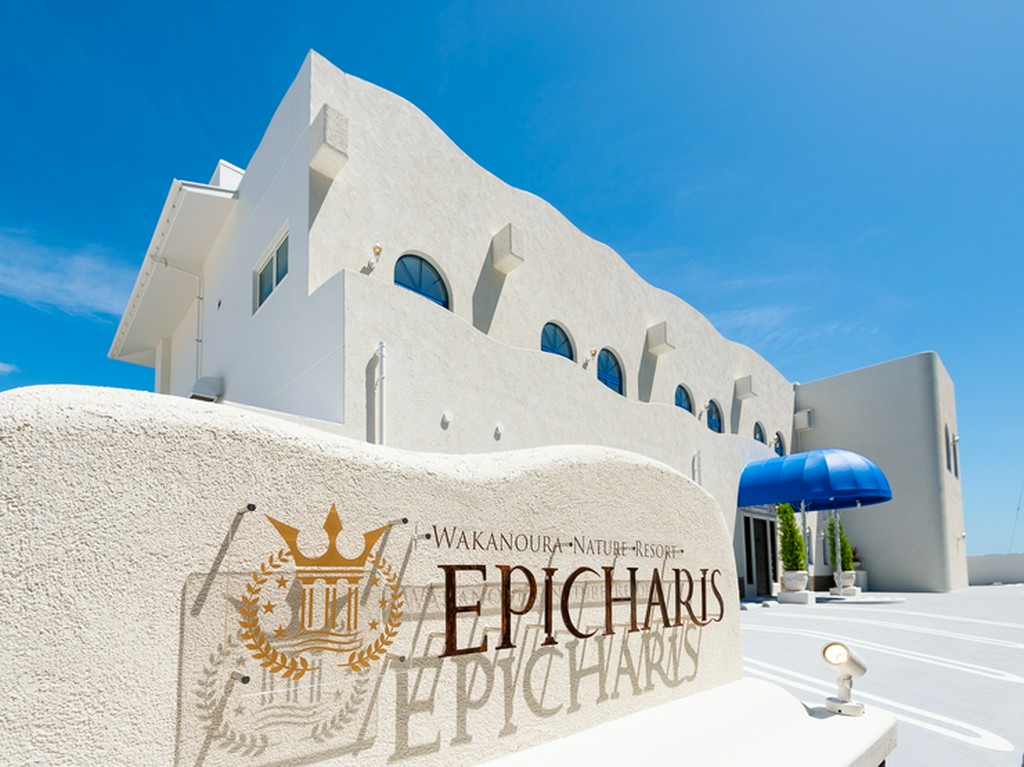 地中海リゾート気分を演出する広々とした明るい店内と外観