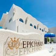 ホテルのコンセプトでもあるギリシャのリゾート地をイメージした白を基調とした爽やかな外観と内装。非日常から解放された特別な寛ぎ時間を満喫できます。