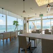 テーブル席の他に、オーシャンビューのソファ席、また、テラス席、遊び心を誘うハンモックも。夜は、ライトアップされ、ムーディーな空間に変わります。