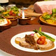 十数種類のギリシャ料理を盛り合わせた迫力満点の前菜。
ギリシャのシーフード料理と、低温でじっくり火を入れたローストポーク。
EPICHARISオリジナルのギリシャスタイルディナー。