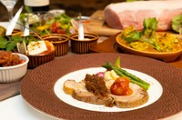 十数種類のギリシャ料理を盛り合わせた迫力満点の前菜。
ギリシャのシーフード料理と、低温でじっくり火を入れたローストビーフ。
EPICHARISオリジナルのギリシャスタイルディナー。