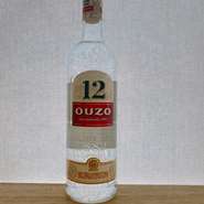 「神のお酒」ギリシャのもっとも国民的な伝統酒
無色透明のOUZOは水に混ぜると白く変色！！
ぜひお試しください
