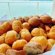 ご好評いただいております
ランチタイムのパン食べ放題が毎日実施！！
焼き立てパンを好きなだけ
お召し上がりください
※ランチメニューご注文のお客様に限ります