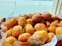 ご好評いただいております
ランチタイムのパン食べ放題が毎日実施！！
焼き立てパンを好きなだけ
お召し上がりください
※ランチメニューご注文のお客様に限ります