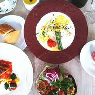 ギリシャ料理をお楽しみ頂けるフルコース

前菜　グリークサラダ
本日のスープ
パスティツィオ
ローストポーク
デザート
パン
ワンドリンク付