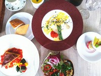 ギリシャ料理をお楽しみ頂けるフルコース

前菜　グリークサラダ
本日のスープ
パスティツィオ
ローストポーク
デザート
パン
ワンドリンク付