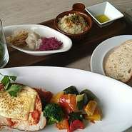 ローストポークをサルティンボッカ風にアレンジした一品
チーズとトマトソースでピザのような味付けでご提供いたします