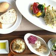 ギリシャの定番料理の1つ
ナスとひき肉を重ね焼き上げたお料理
ホワイトソースとオランデーズソースをかけて仕上げております
★スタッフ一押しメニュー
