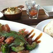 グリークサラダとはギリシャ産羊のチーズ〈フェタチーズ〉と
きゅうりやトマトなどの野菜を使ったシンプルなサラダランチです！
