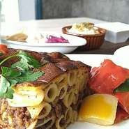 アルデンテに茹でたペンネに自家製ミートソースと卵を加えた
クリーミーなホワイトソースで焼き上げたギリシャのパスタベーク
ムサカに似た伝統的な料理です！
