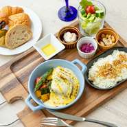 ギリシャの定番料理の1つ
ナスとひき肉を重ね焼き上げたお料理です！
★スタッフ一押しメニュー