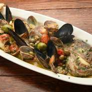 鯛や浅利、ムール貝などにオリーブやケッパーを合わせ、魚介の旨味を存分に堪能できるボリュームたっぷりな一皿に。ワインにぴったりな逸品です。