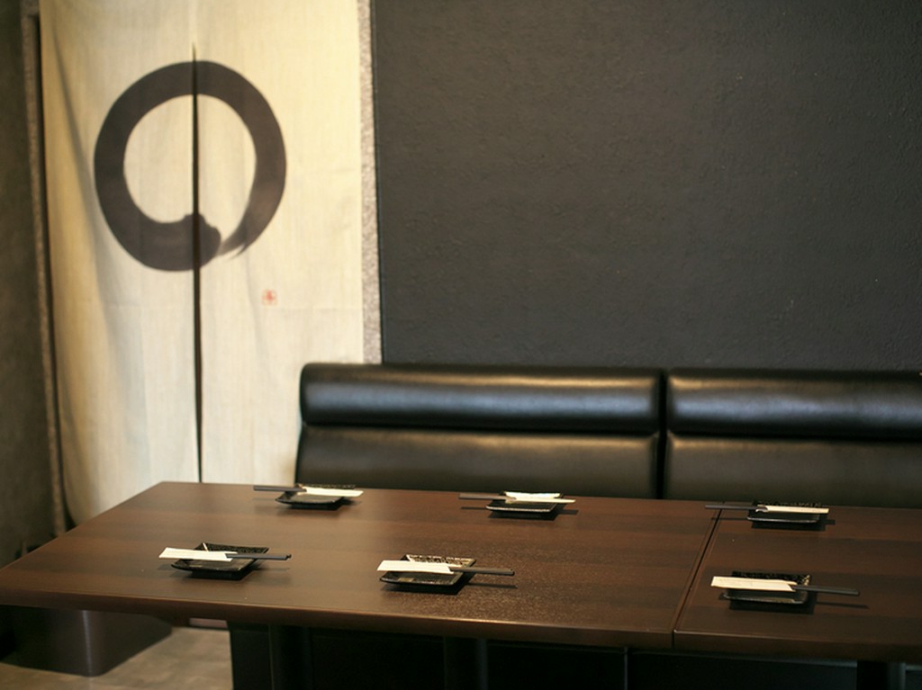 くつろげる雰囲気のソファー席は、仲間と落ち着いて飲むのに最適