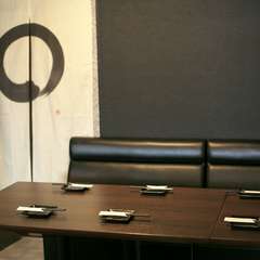 くつろげる雰囲気のソファー席は、仲間と落ち着いて飲むのに最適