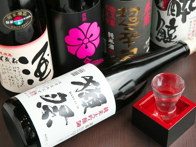 日本全国から取り寄せられた、多彩な日本酒や焼酎