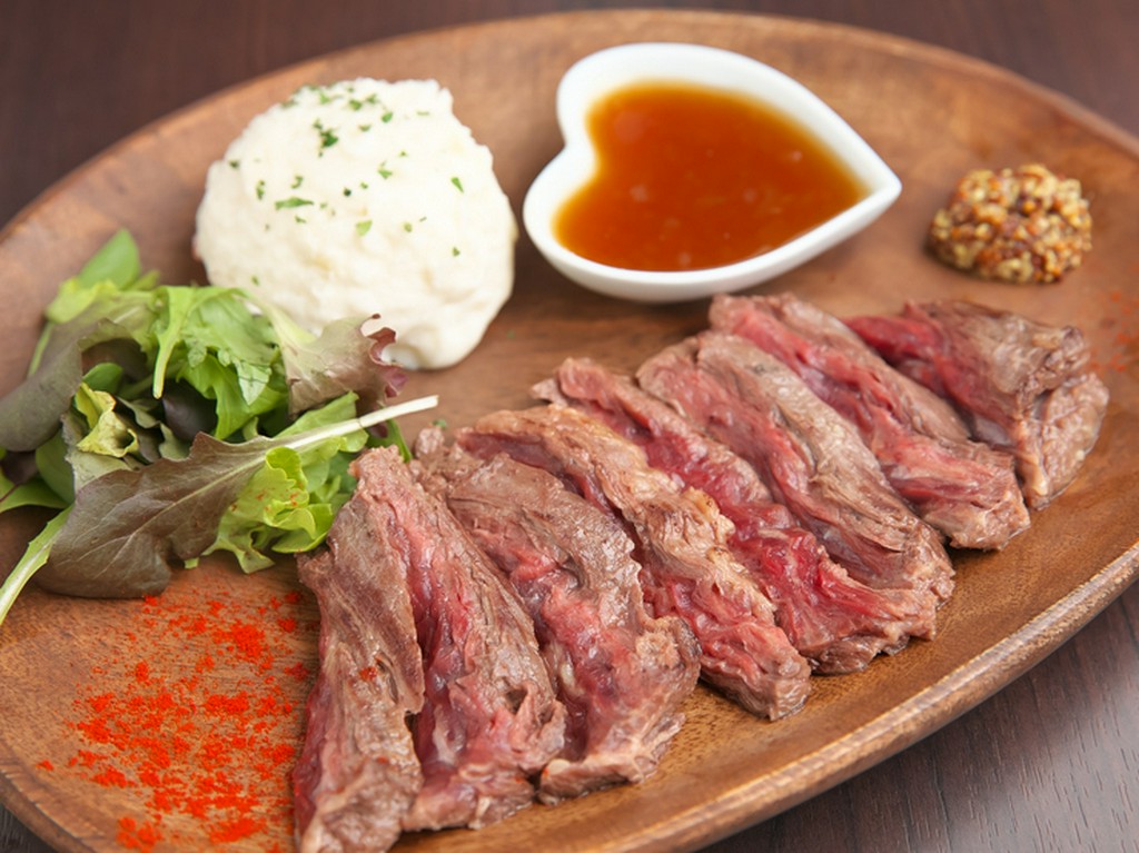 口の中に肉の旨みが広がる『サーロインステーキ』