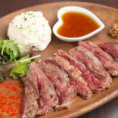 口の中に肉の旨みが広がる『サーロインステーキ』