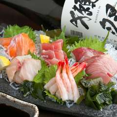 鮮度抜群の魚介を盛り合わせで満喫『お造り5種盛』
