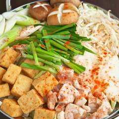 博多で大人気！　とろろをのせた『雪見もつ鍋』