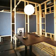 みんなでワイワイ盛り上がれる、シンプルモダンな店内