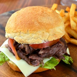 お好みの食材がチョイスできる『十三バーガー』