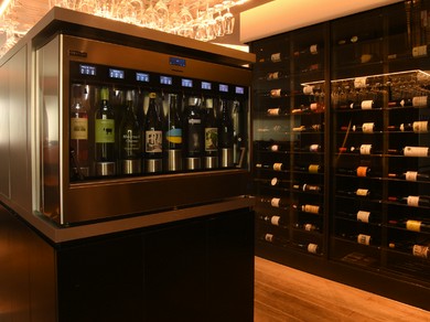 ワイン初心者も上級者も、気軽にグラスワインが楽しめるお店